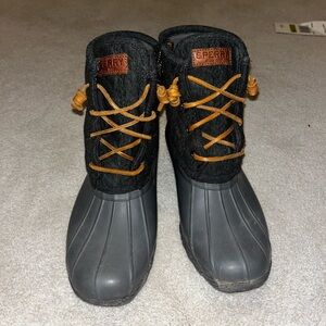 SPERRY DUCK BOOTS - GRAY/CHARCOAL - WOMEN’S 8 - QUILTED ANKLE